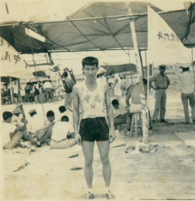 雷寅雄「1959雲林縣中等學校運動會」破大會紀錄後留影照片