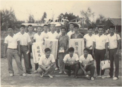 雷寅雄「1959雲林縣運動會」與麥寮鄉選手合照