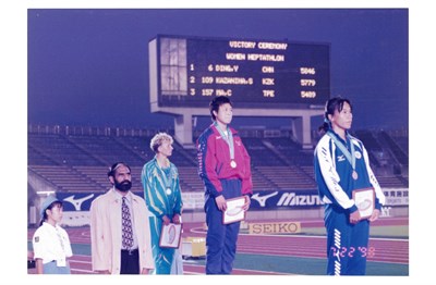馬君萍「1998第12屆亞洲田徑錦標賽」七項全能銅牌頒獎照（二）